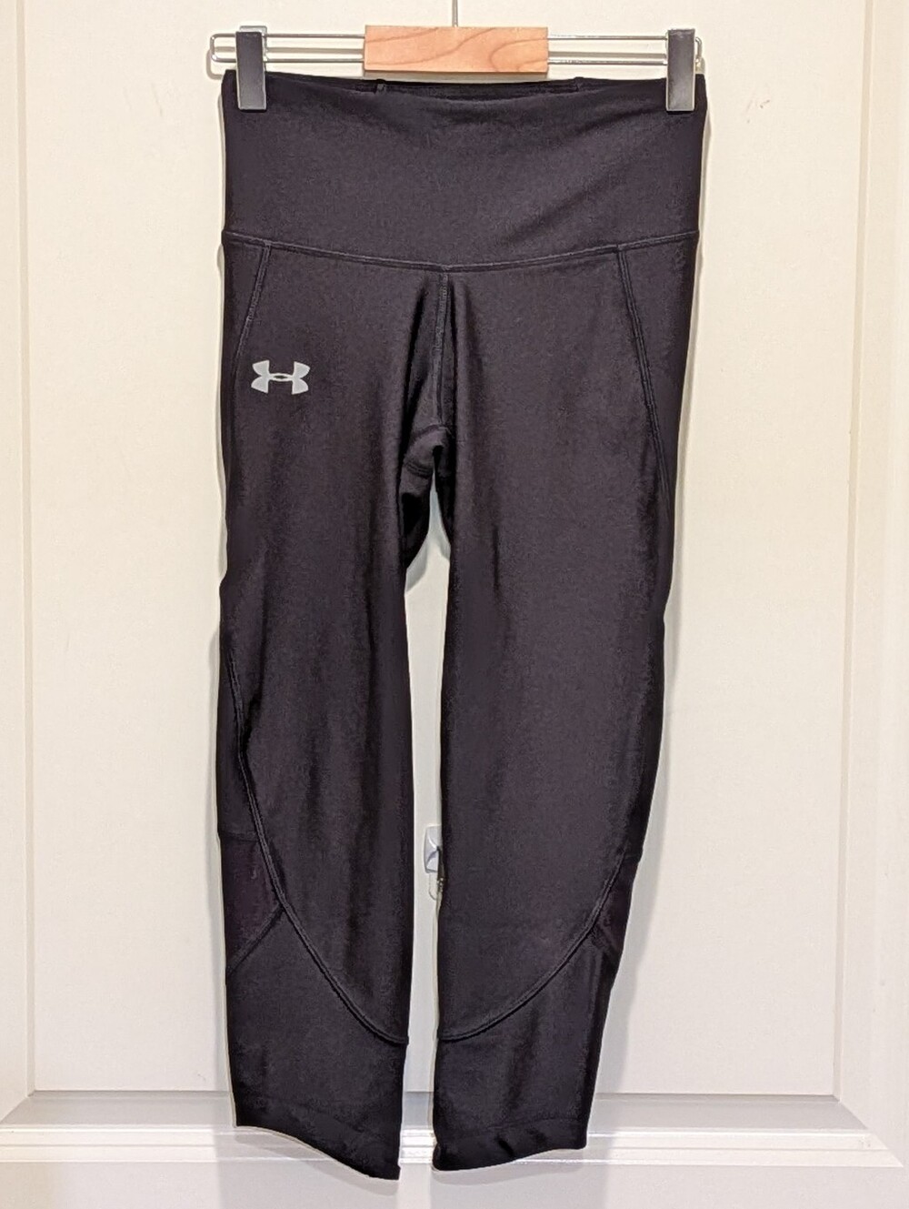 EUC Under Armour XS Black Capri Length Heatgear Compression Leggings